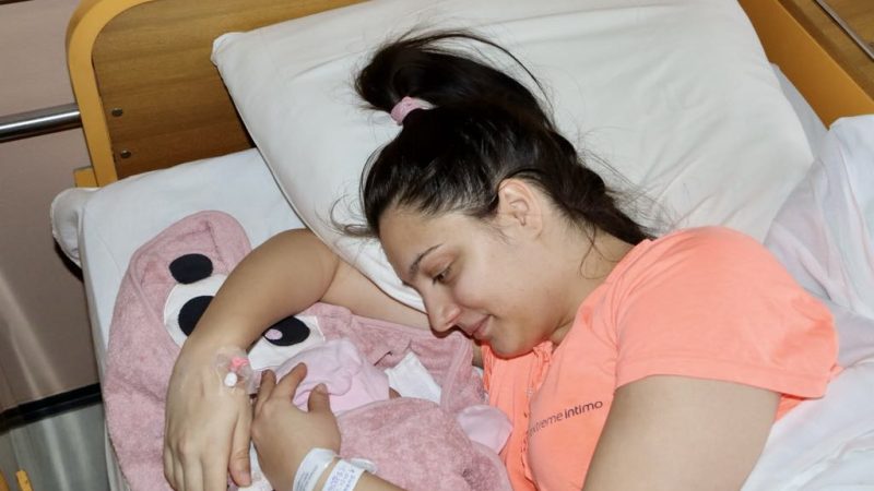 Miona prva beba u 2024: Stigli pokloni lokalne samouprave i Crvenog krsta