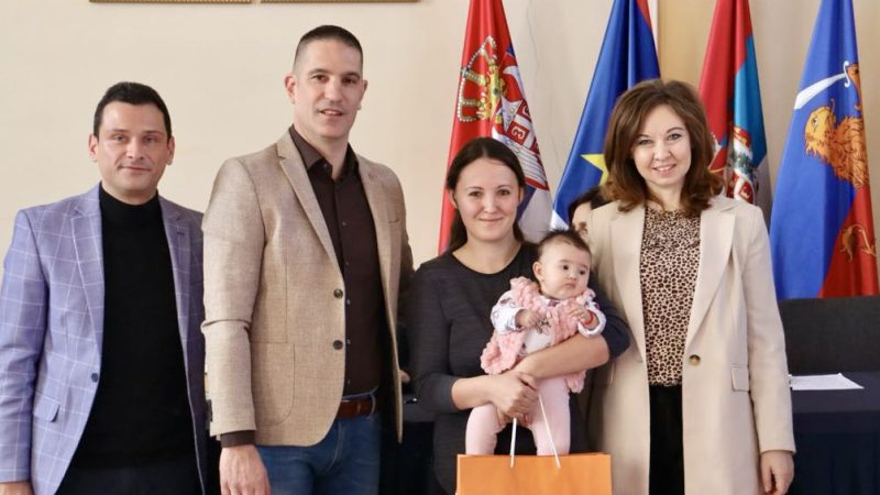 Uručeni bebi-paketi roditeljima dece rođene u poslednja tri meseca prošle godine