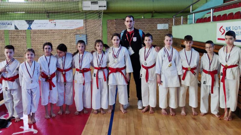Karatisti „Feniksa“ osvojili 16 medalja na Prvenstvu Banata u Novom Bečeju