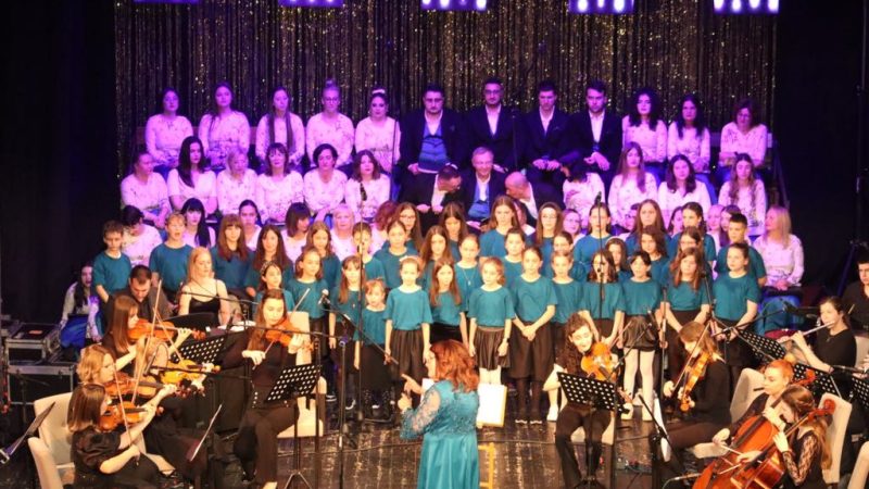 Kulturni centar poklonio sugrađanima koncert: Na sceni Pozorišta više od 120 izvođača