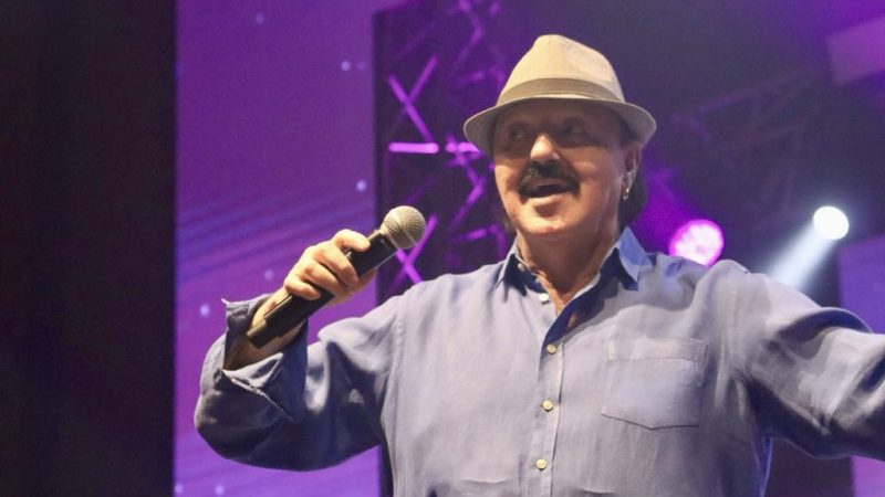 „Ženama s ljubavlju“: Haris Džinović nastupio u prepunoj hali „Jezero“