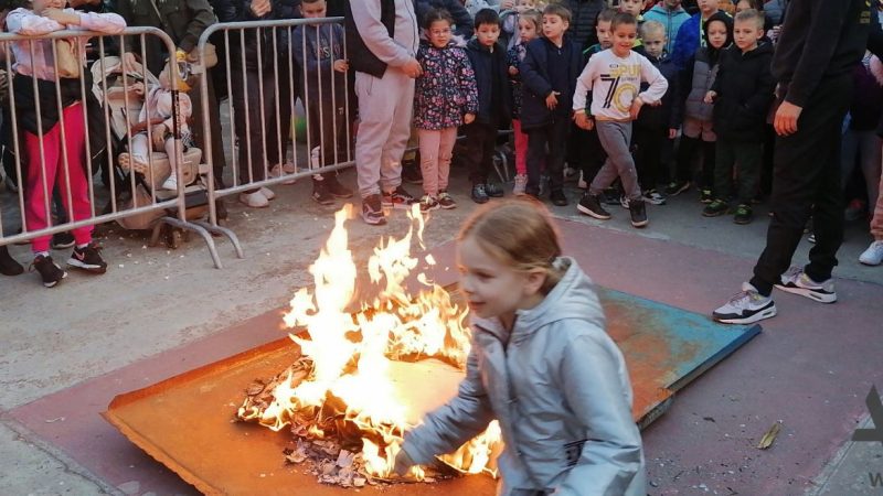Kikiđani čuvaju jedinstvenu tradiciju: Preskakanje vatre uoči Lazareve subote