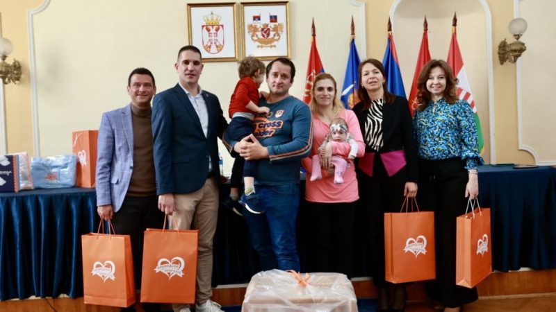 Bebi-paketi uručeni roditeljima dece rođene u prva tri meseca ove godine