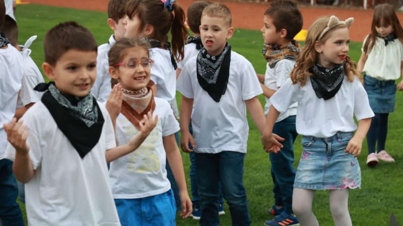 „Kad si srećan pleši“: Završna priredba predškolaca na stadionu