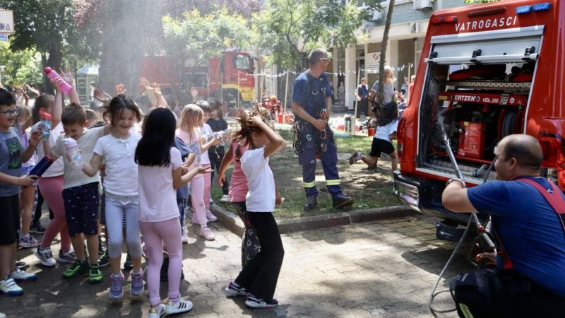 Vatrogasci NIS-a osnovcima predstavili ljudstvo i opremu