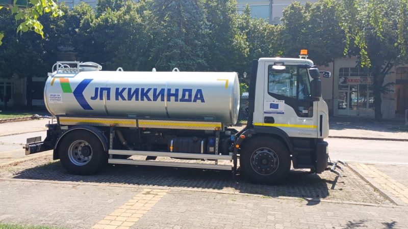 Zbog visokih temperatura na Trgu postavljena cisterna sa vodom
