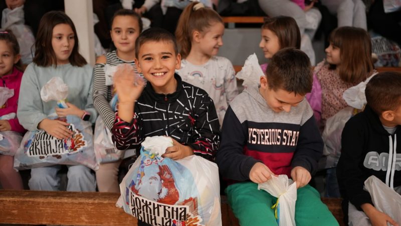 Ruskoselski osnovci dobili paketiće: Sredstva obezbeđena zahvaljujući humanoj dijaspori u Nemačkoj
