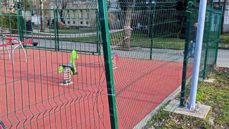 Apel Gradske uprave povodom oštećenja ograde na dečjem igralištu u centru grada