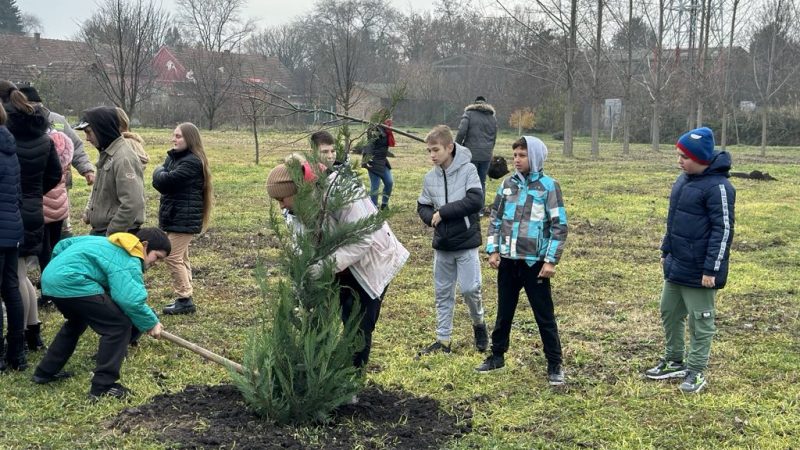Sadnjom 250 sadnica oplemenjena buduća zelena oaza u centru Ruskog Sela