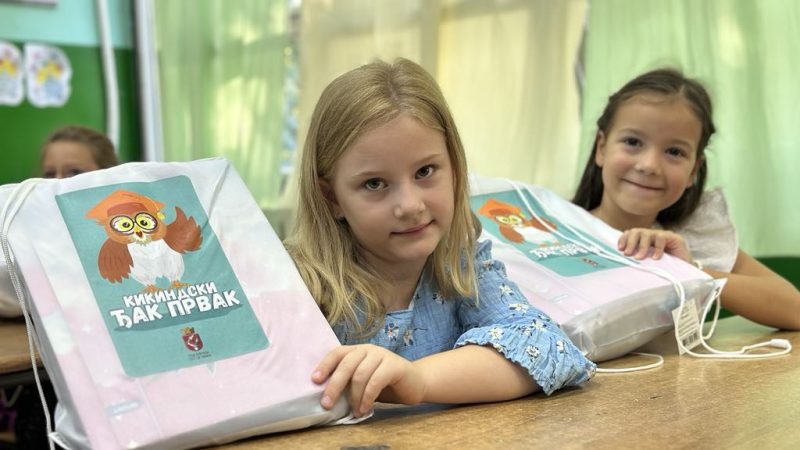 Počela škola: Grad i ove godine obezbedio besplatne udžbenike za prvake