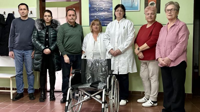 Ruskoselska udruženja donirala ambulanti Doma zdravlja invalidska kolica