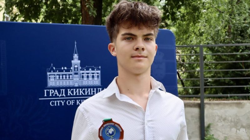Prijem u bašti Gradske kuće za Aleksu Tomića, osvajača bronze na Evropskoj geografskoj olimpijadi