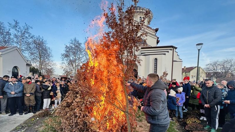 Doček, osvećenje i paljenje badnjaka u hramovima svetog Nikole i svetih Kozme i Damjana