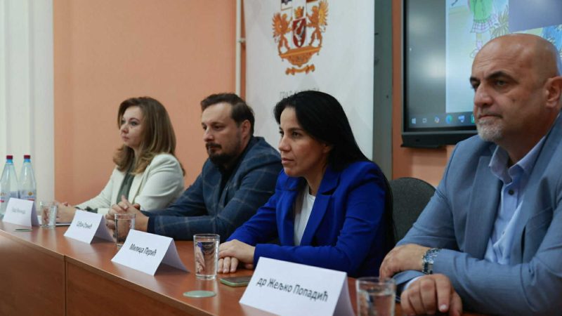 Održana tribina „Podrška roditeljima u tranziciji dece“
