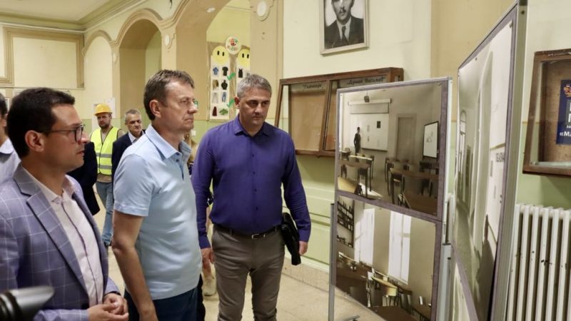 Radove na zgradi Gimnazije i ETŠ obišao ministar Darko Glišić