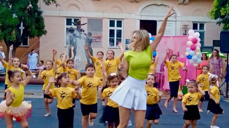 Plesni studio „Step up“ predstavio svoj rad nastupom u centru grada