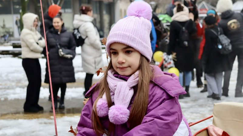 Tradicionalno donošenje i paljenje badnjaka: Nika Beleslin kuma badnjaka