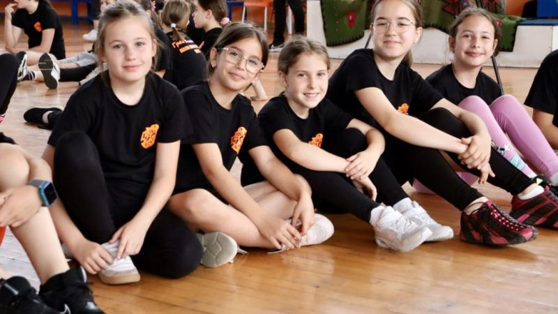 „Gusle“ organizovale Mali maturantski ples: Đaci se uz igru oprostili od učitelja i učiteljica