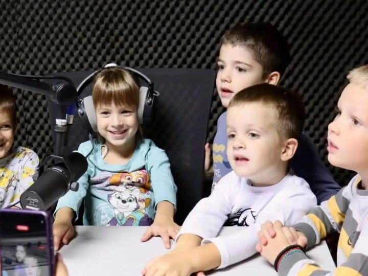 Mali gosti, velika radoznalost: Predškolci upoznali svet radija