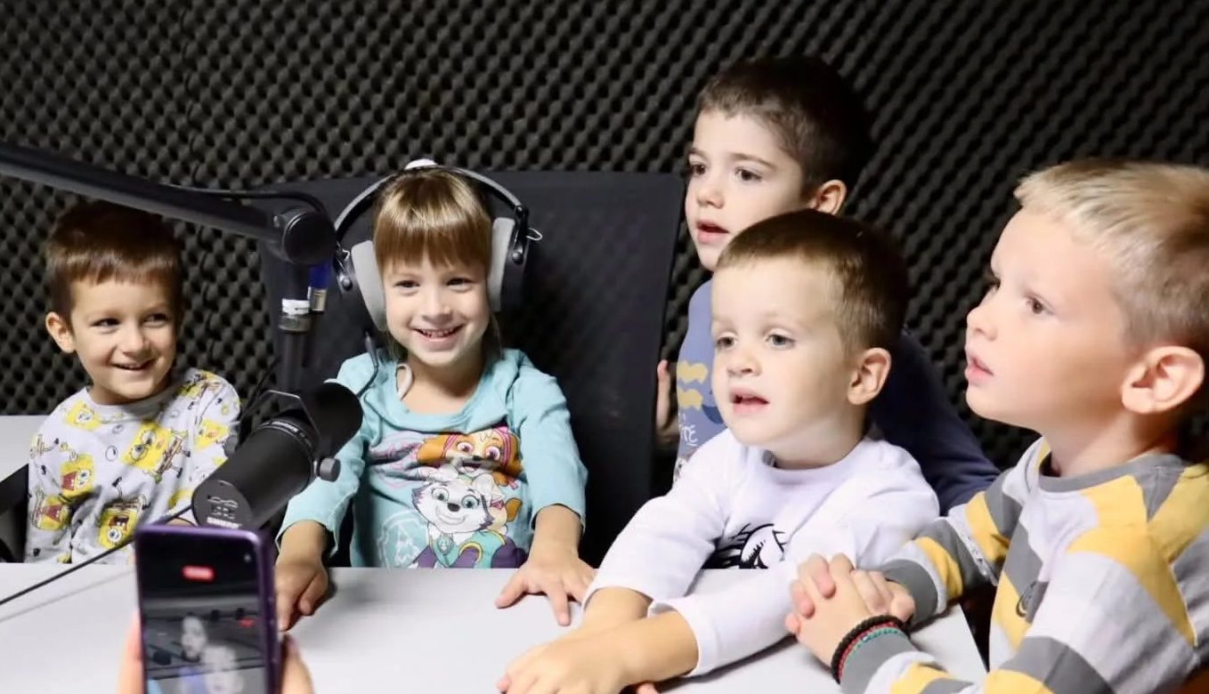 Mali gosti, velika radoznalost: Predškolci upoznali svet radija
