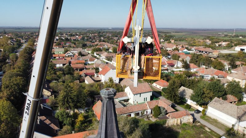 Novi krst na Pravoslavnoj crkvi Svetog Arhangela Mihaila u Mokrinu