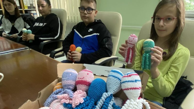Humani učenici OŠ „Jovan Popović“ poklonili ručno rađenje „hobotnice čarobnice“ Odeljenju neonatologije