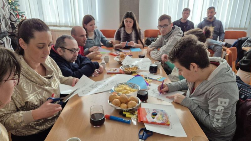 Saradnja Doma učenika i „Naše kuće“: Održana kreativna novogodišnja radionica