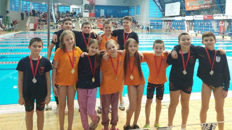 Plivači „Velike Kikinde“ osvojili 11 medalja: Filipu Đukiću pehar za najsvestranijeg plivača