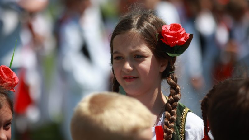 Predškolci se na najlepši način oprostili od vaspitača: Priredba „Kad si srećan, pleši“ održana na stadionu