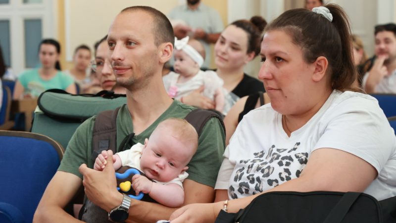 Uručeni bebi-paketi roditeljima dece rođene u prva četiri meseca ove godine