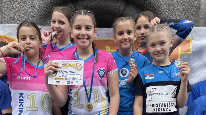 Škola odbojke „Ki 0230“ uspešna u Subotici: Osvojene medalje u svim kategorijama