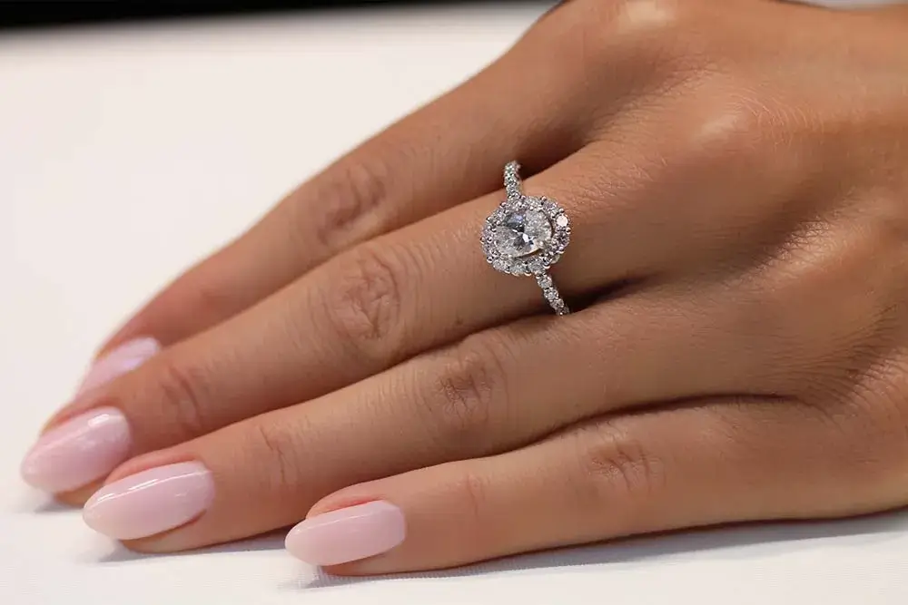 Dijamantski verenički prsten