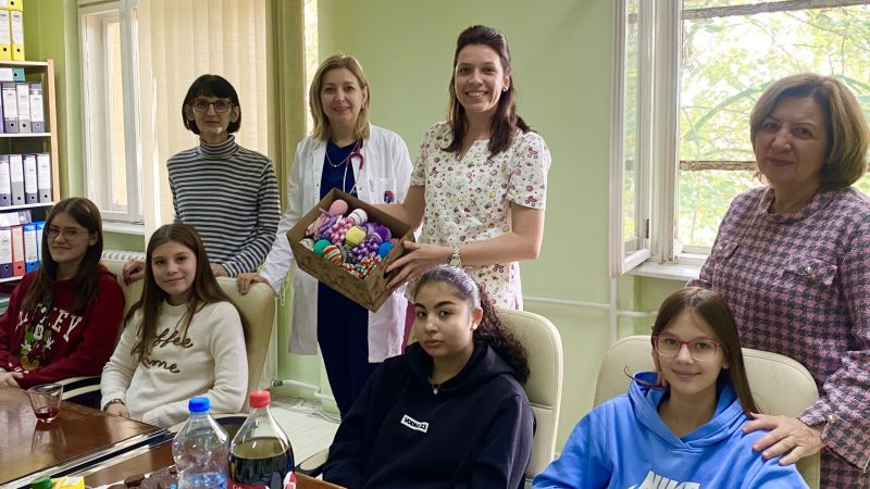 Humani učenici OŠ „Jovan Popović“ poklonili Bolnici ručno rađene lutkice „hobotnice čarobnice“