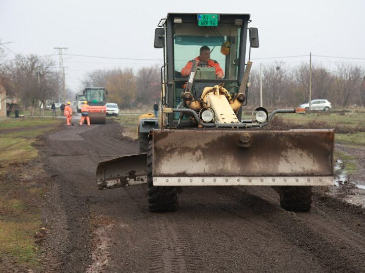 U Mokrinu u toku nasipanje grebanim asfaltom na nekategorisanim putevima