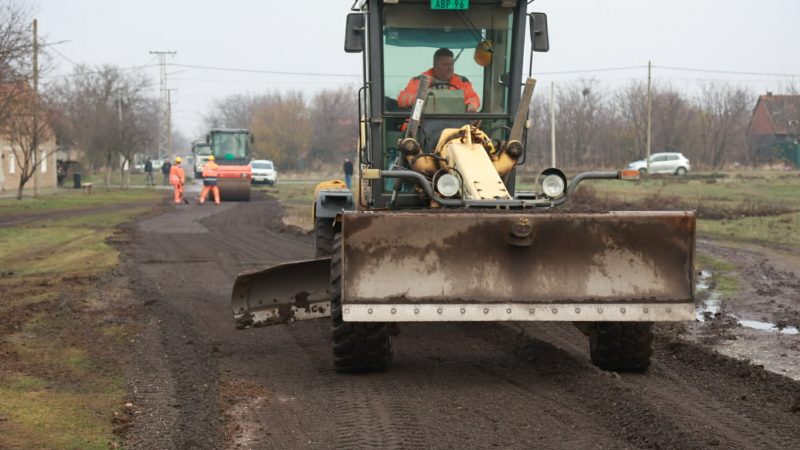 U Mokrinu u toku nasipanje grebanim asfaltom na nekategorisanim putevima