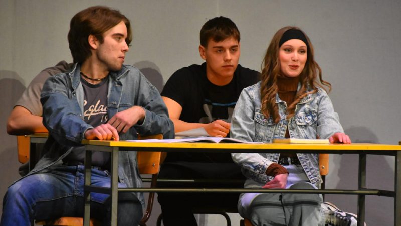Gimnazijalci u Pozorištu izveli mjuzikl „Onda i sad“ i oduševili publiku