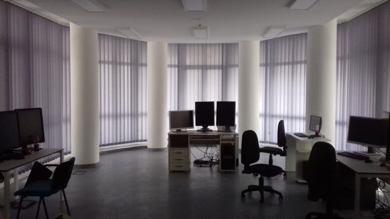 Zašto su trakaste zavese idealno rešenje za poslovni prostor ali i stanove