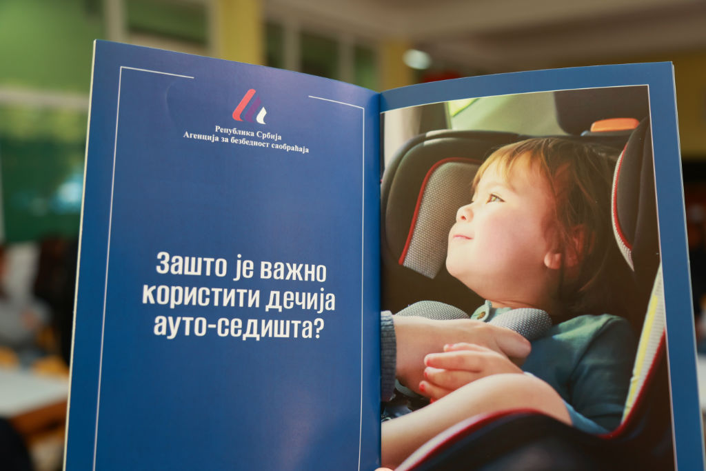 Bezbednost dece u saobraćaju na prvom mestu: Uručena auto-sedišta za najmlađe
