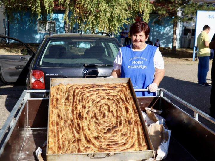 U Novim Kozarcima održana 16. „Pitijada”: Napravljena pita od preko 30 metara za očuvanje tradicije i humanost